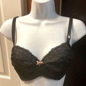 NWOT Black lace Victoria Secret bra -32DD